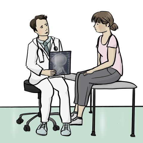 Ein Arzt untersucht eine junge Frau und zeigt ihr ein Röntgenbild
