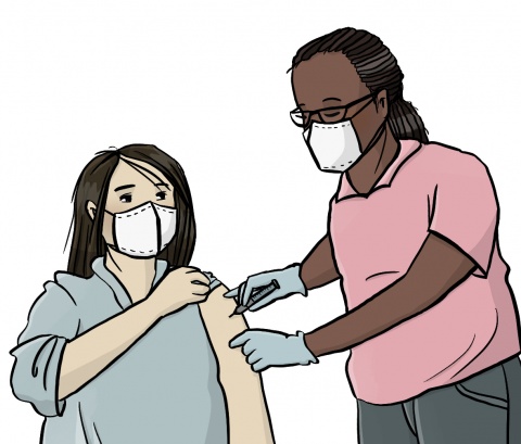 Ein dunkelhäutige Ärztin impft eine junge Frau. Beide tragen Masken.