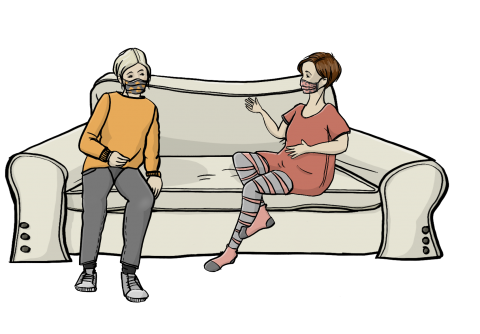 Zwei Menschen sitzen mit Abstand zueinander mit Masken auf dem Sofa.