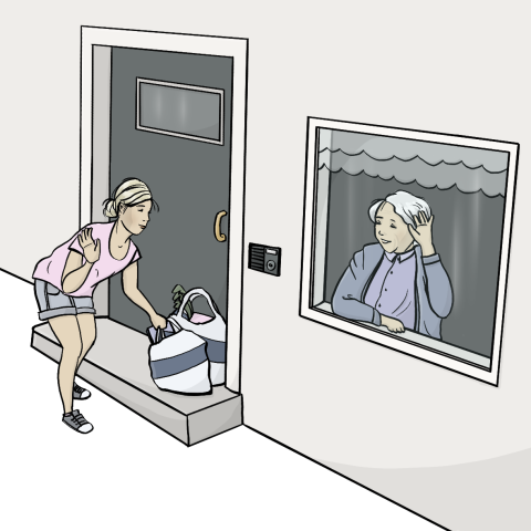 Eine Frau stellt Einkäufe vor der Haustür einer älteren Frau ab.