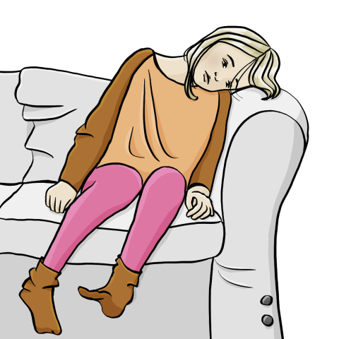 Ein Kind sitzt schlapp auf einer Couch