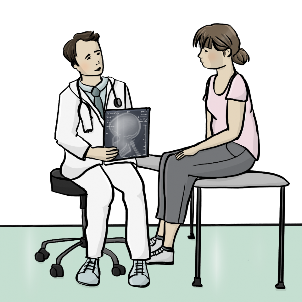Eine Patientin sitzt auf einer Liege. Ein Arzt hält ein Röntgenbild in der Hand und spricht mit ihr.