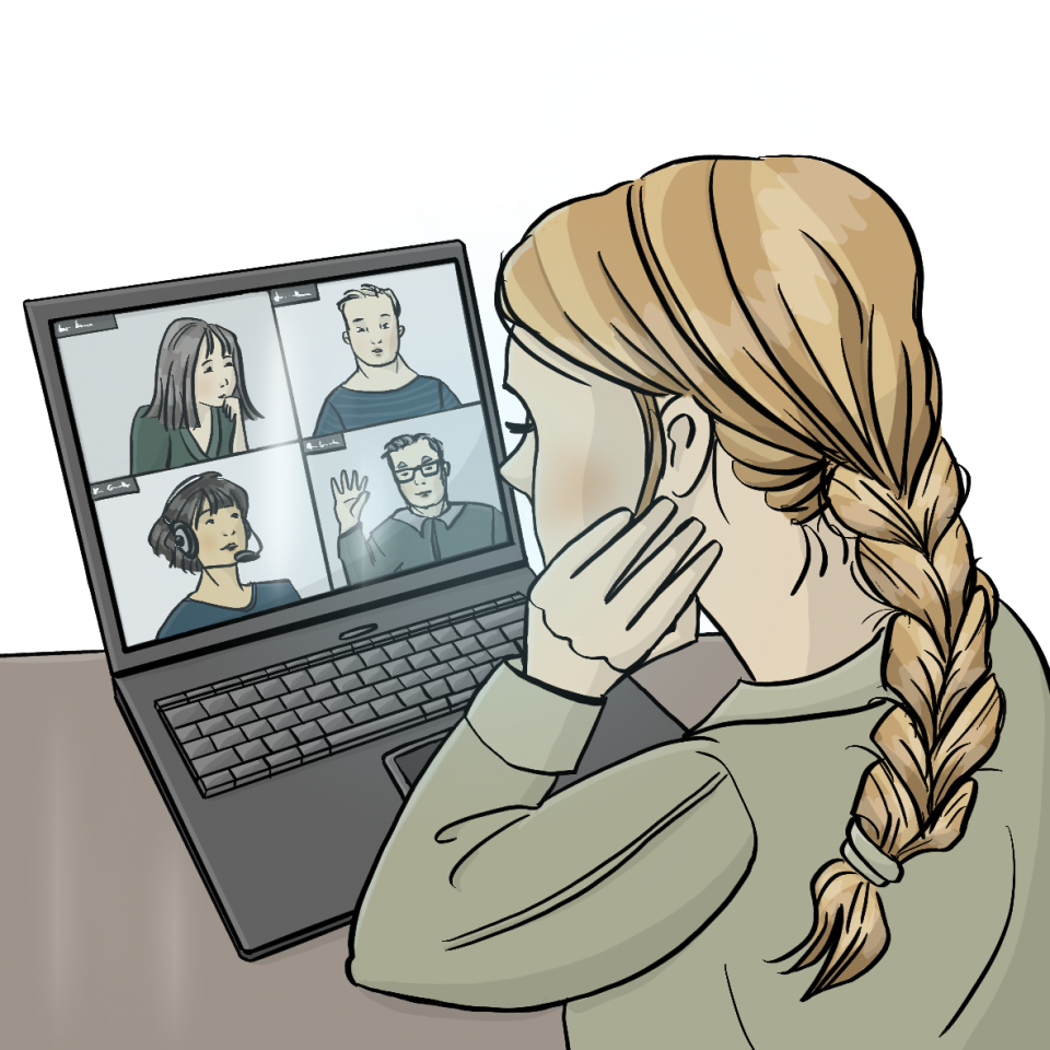Eine Frau sitzt vor einem aufgeklappten Bildschirm und spricht am Bildschirm mit anderen.
