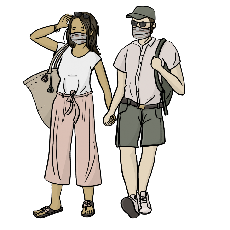 Eine Frau mit Sommerkleidung und Strandtasche: Sie trägt einen Mundschutz. Ein Mann mit kurzer Hose und Kappe: Er trägt auch einen Mundschutz.