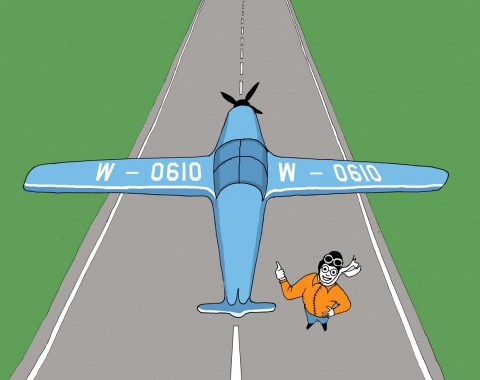 Eine Pilotin steht neben einem Flugzeug und steckt den Daumen hoch.