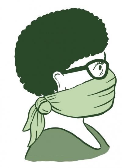 Eine Frau mit Brille trägt ein hinter dem Kopf zusammengeknotetes Tuch als Alltagsmaske.
