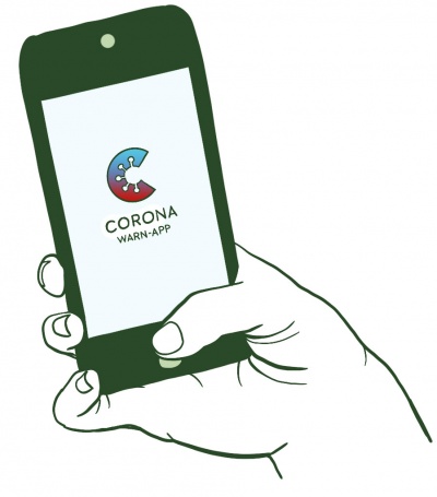 Ein Smartphone in einer Hand. Auf dem Handy sieht man das Logo der Corona-Warn-App